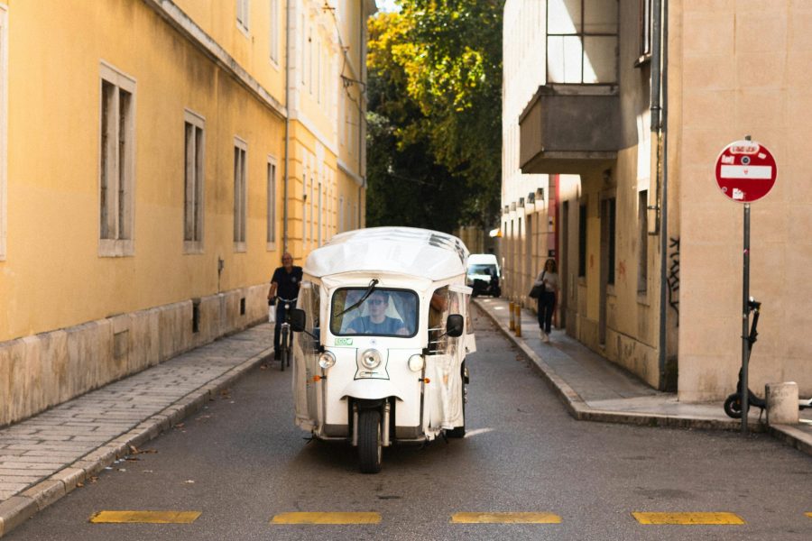 Lisbon: City Highlights Tuk-Tuk Tour with Pickup